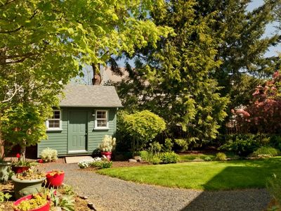 Odkryj zalety posiadania domku narzędziowego w swoim ogrodzie i dowiedz się, jak go kupić